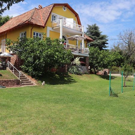 Gyoengyoem Apartman Balatonalmádi Exterior foto